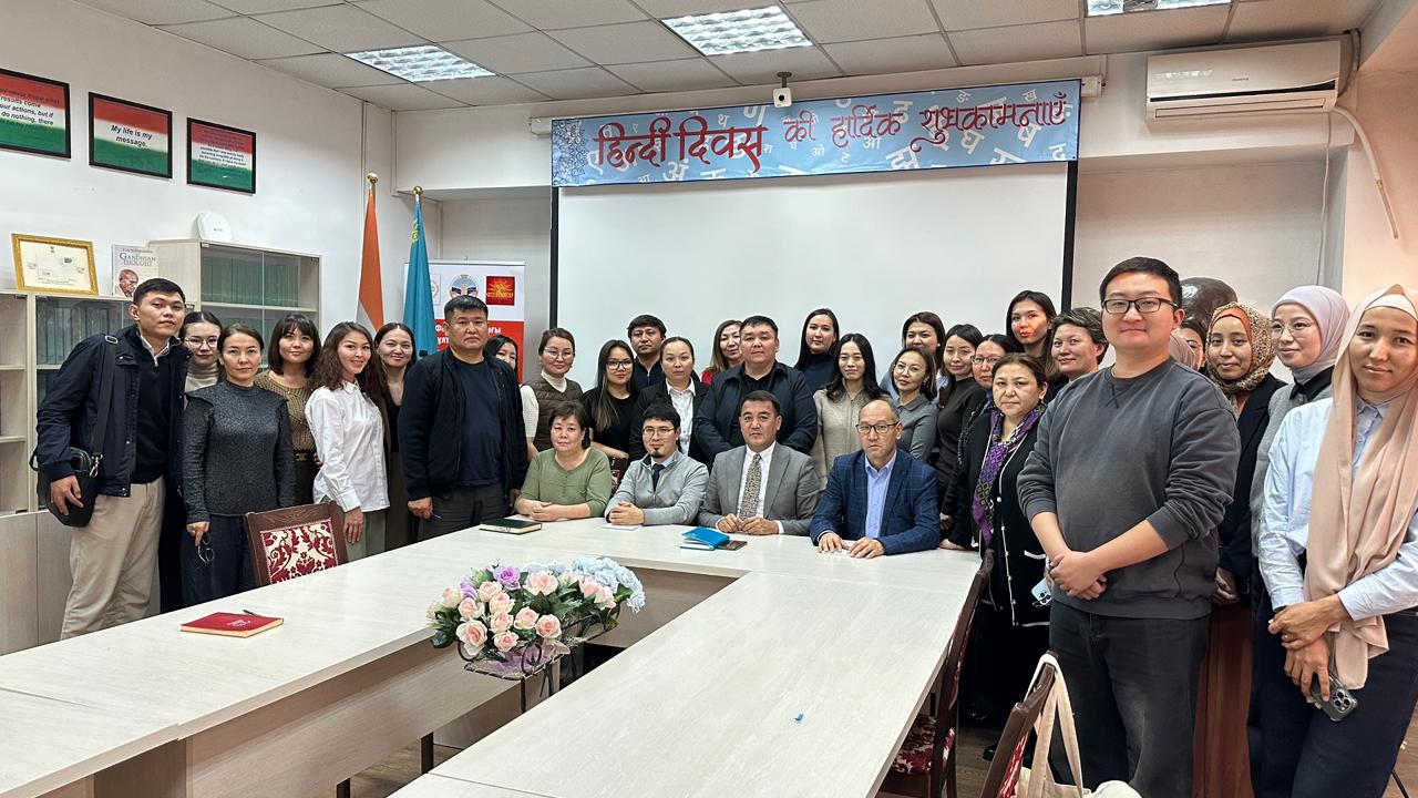 Chairman of the Dissertation Council of the Faculty of Oriental Studies Meets with Doctoral Students